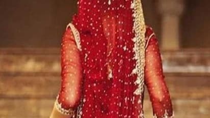 Extra Marital Affair: প্রেমিককে লুকিয়ে রেখেছে পরিবার, প্রতিবাদে সঙ্গীর বাড়ির সামনেই ধর্নায় বসলেন মহিলা