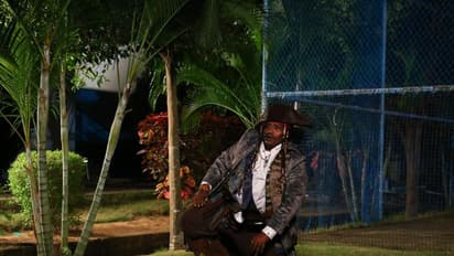 மஹத்தின் 'கெட்டவன்னு பேர் எடுத்த நல்லவன்டா ' படத்தில் கோலிவுட் ப்ளாக் ஸ்பாரோவாக மாறிய யோகி பாபு..