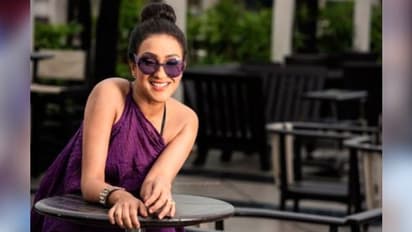 অনুরোধ-বচসার পরও বিমান উঠতে বাধা ঋতুপর্ণাকে, হাউ হাউ করে কেঁদে ক্ষোভ উগরে দিলেন নায়িকা