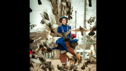 ആര് കണ്ടാലും ഒന്ന് നോക്കിപ്പോകും, ഈ യുവതിയുടെ വസ്ത്രങ്ങളെല്ലാം 19 -ാം നൂറ്റാണ്ടിലെ ഫാഷനിലുള്ളത്; ചിത്രങ്ങൾ