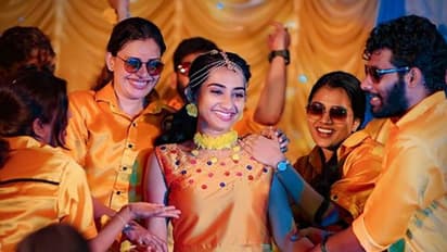 'എന്തു നല്ല ആചാരങ്ങള്‍',ഹല്‍ദി ആഘോഷമാക്കി അനുശ്രീ- ചിത്രങ്ങള്‍