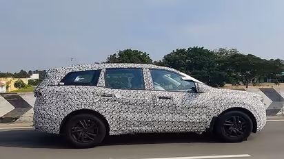 Spotted on the road: Mahindra XUV500 2021