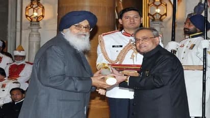 5 बार मुख्यमंत्री रहे बादल ने लौटाया पद्मविभूषण अवॉर्ड, किसानों की खातिर वापस किया अपना सम्मान