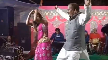 मंच पर डांसर के साथ कांग्रेस MLA ने खूब लगाए ठुमके, समर्थकों ने बरसाए नोट, वीडियो वायरल