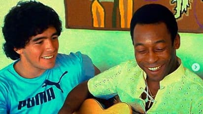 পেলে-মারাদোনার একসঙ্গে বিরল মুহূর্তের ছবি,আবেগঘন শোক বার্তায় শেয়ার করলেন ফুটবল সম্রাট