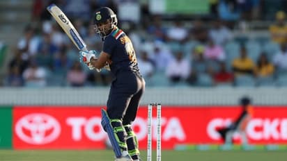 ഓസീസിനെതിരെ ആദ്യ ടി20യില് ഇന്ത്യക്ക് രണ്ട് വിക്കറ്റ് നഷ്ടം; സഞ്ജു- രാഹുല് സഖ്യം ക്രീസില്