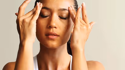 മുഖത്തെ കറുത്ത പാടുകള് മാറ്റാൻ വീട്ടില് ചെയ്യാവുന്നത്