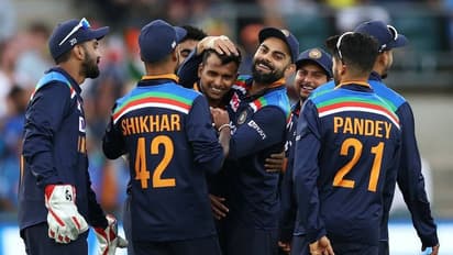 കണ്ക്കഷന് സബ്സ്റ്റ്യൂട്ട് ഗുണം ചെയ്തു; ഇന്ത്യ- ഓസ്ട്രേലിയ ആദ്യ ടി20 ആവേശകരമായ അന്ത്യത്തിലേക്ക്