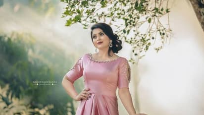 'പിങ്ക് വെറുമൊരു നിറമല്ല, ആറ്റിറ്റ്യൂഡിന്റെ കാര്യം കൂടിയാണ്'; ഫോട്ടോഷൂട്ട് ചിത്രങ്ങളുമായി ശ്രുതി