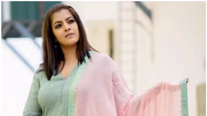 பாதுகாப்பா இருந்தும் கொரோனா வந்திருச்சு... தனிமைப்படுத்திக் கொண்டு வீடியோ வெளியிட்ட வரலட்சுமி சரத்குமார்