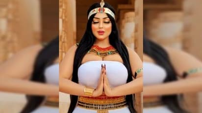 পিরামিডের সামনে উপচে পড়ছে যৌবন - 'অনুপযুক্ত' ফটোশ্যুট করে আটক মডেল, আলোড়ন নেটদুনিয়ায়