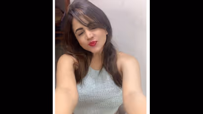 ಕನ್ನಡಿ ನೋಡಿಕೊಳ್ಳುತ್ತಲೇ ಫೇಮಸ್ ಆದ ಸಂಜನಾ; ಈಗ 'ಬ್ರಹ್ಮಗಂಟು' ಗೊಂಬೆ!