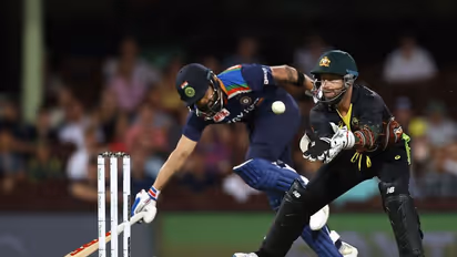 Watch: Matthew Wade tells Shikhar Dhawan 'I am not Dhoni' after missed stumping