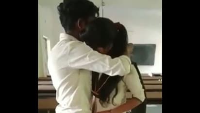 क्लास रूम में शादी: मंगलसूत्र-सिंदूर लेकर आया 12वीं का छात्र, स्कूल में छात्रा से कर ली शादी...