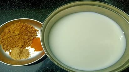 ये रहा सर्दियों में हल्दी वाले दूध को बनाने का सबसे सही तरीका, पीने के बाद आसपास भी नहीं फटक पाएगा खांसी-जुकाम