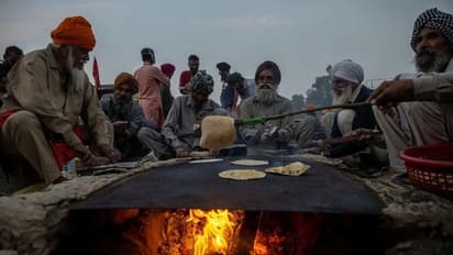 सिंघु बॉर्डर पर 12 दिनों से जमे किसान, 25 Photos में देखें आंदोलन का असली रंग