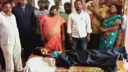 భర్త దురాగతం: అడపిల్ల పుట్టిందని భార్యపై నీళ్లలో యాసిడ్ కలిపి....