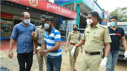 പൊലീസുകാരനെയും വഴിയാത്രക്കാരനെയും കുത്തി, ബൈക്ക് തട്ടിയെടുത്ത് രക്ഷപ്പെട്ടു; പ്രതി പിടിയില്