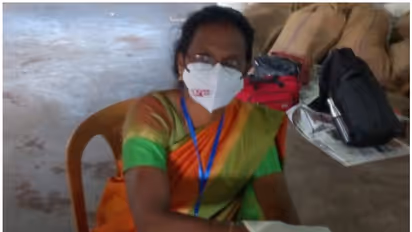 സിപിഎം ചിഹ്നം പതിച്ച മാസ്ക് ധരിച്ച് ഡ്യൂട്ടിക്കെത്തി, തെരഞ്ഞെടുപ്പ് ഉദ്യോഗസ്ഥയെ മാറ്റാൻ നിർദ്ദേശം