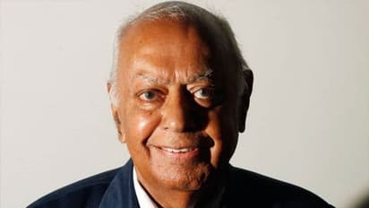 తొలి కరోనా టీకా పొందనున్న భారత సంతతి వ్యక్తి..!