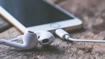 ചാര്‍ജര്‍ നല്‍കുന്നില്ല; അടുത്ത ഐഫോണില്‍ ഈ സാധനവും കിട്ടില്ല.!