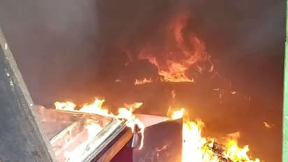 প্রতিবেশী যুবকের মাথায় 'গুলি', ফেরার অভিযুক্তের বাড়িতে ভাঙচুর-আগুন ঘিরে উত্তপ্ত পরিস্থিতি