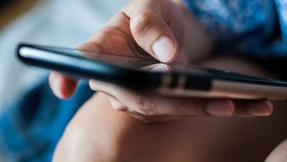 టవల్ కట్టుకుని ఆన్‌లైన్‌ పాఠాలు, వెకిలి చేష్టలు: 500 మంది విద్యార్ధినులపై టీచర్ వేధింపులు