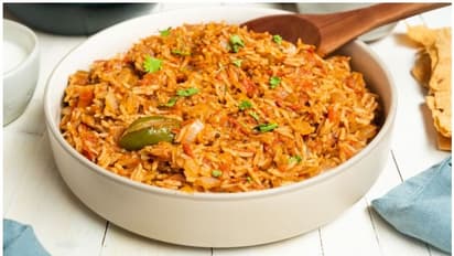 தேங்காய் பாலில் இப்படி ஒருமுறை தக்காளி சாதம் செஞ்சு கொடுங்க.. சோறு காலியாகும்!