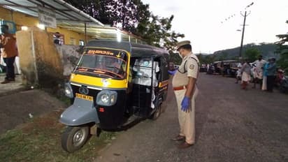 തദ്ദേശഭരണ തെരഞ്ഞെടുപ്പ്; മാസ്കിട്ട്, സാനിറ്റൈസര്‍ തേച്ച്, അകലം പാലിക്കാതെ കൊറോണക്കാലത്തൊരു തെരഞ്ഞെടുപ്പ്
