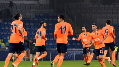 സഹ പരിശീലകനെതിരെ വംശീയാധിക്ഷേപം, ഇസ്താംബൂൾ താരങ്ങള് കളംവിട്ടു; ചാമ്പ്യന്സ് ലീഗില് നാടകീയ രംഗങ്ങള്