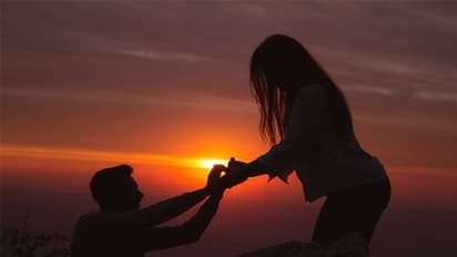 পাটনারকে প্রপোজ করতে চান, কীভাবে ভাবছেন, এই কয়েকটি ইউনিক টিপসেই করুন বাজিমাত