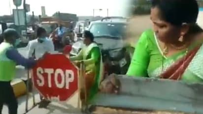 টোল না দিয়ে প্লাজা কর্মীকে সপাটে থাপ্পড় শাসক দলের নেত্রীর - ক্ষমতার অপব্যবহার কাকে বলে দেখুন