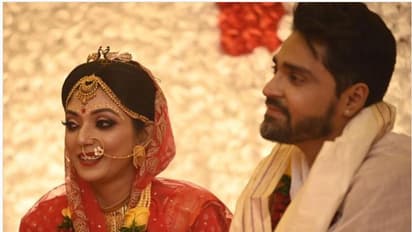 'লাজে রাঙা হল কনে বৌ', গৌরবের হাতের সিঁদুর সিঁথিতে পরতেই ঠিকরে বেরোচ্ছে নববধূর শোভা