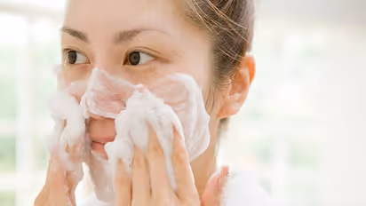 பேரழகு பெற! முகம் கழுவும்போது இந்த தப்பு பண்ணாதீங்க, இத சரி பண்ணினா எல்லா சரும பிரச்சனையும் 1 வழியில் தீரும்! 