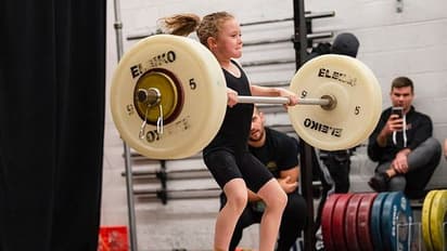 നാലടി മാത്രം ഉയരമുള്ള ഈ മിടുക്കിയുടെ വെയ്റ്റ് ലിഫ്റ്റിങ്ങിലെ റിക്കോര്‍ഡ് 80 കിലോഗ്രാം