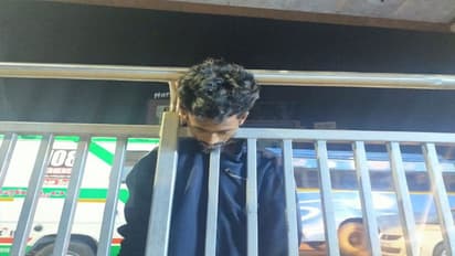 అమీర్పేట.. మెట్రో స్టేషన్ రైలింగ్ లో ఇరుక్కొని..