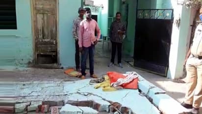 పాతబస్తీలో పట్టపగలే చెలరేగిన గూండాలు.. దాడి, ధ్వంసం..