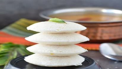 सिर्फ 4 मिनट में झटपट बन जाएगी फूली-फूली इंस्टेंट इडली, ना पड़ेगी कूकर ना स्टीमर की जरुरत
