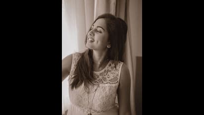 கொழு கொழுன்னு இருந்த கன்னக்குழி நடிகையா இது? அநியாயத்துக்கு இளைத்து... சிருஷ்டி டாங்கே கொடுத்த ஹாட் போஸ்..!