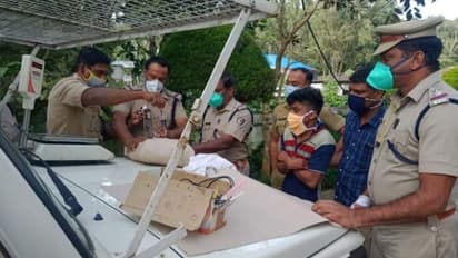 തമിഴ്നാട് പൊലീസിനെ വെട്ടിച്ച് കടന്നു, വട്ടം പിടിച്ച് കേരളാ പൊലീസ്; കഞ്ചാവുമായി നാല് യുവാക്കള് പിടിയില്