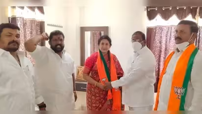 జగన్ కు షాక్: బిజెపిలో చేరిన మాజీ ఎమ్మెల్యే నీరజా రెడ్డి