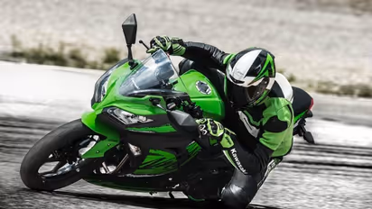 ఇండియన్ మార్కెట్లోకి కవాసాకి నింజా300 బిఎస్ 6 బైక్.. ధర, ఫీచర్స్ ఇవే..