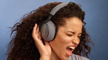 কানে কম শুনছেন, সাবধান, আপনার প্রতিদিনের এই সঙ্গীটাই কারণ নয় তো