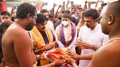 డోకిపర్రు వెంకన్నను దర్శించుకున్న పవన్ కళ్యాణ్ (ఫోటోలు)