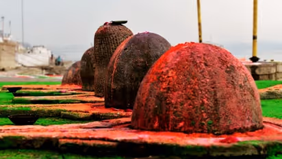 রক্ত-স্নান করল শিবলিঙ্গ, মন্দিরে ঢুকে ভক্ত নিজেই চিড়ে দিলেন নিজের গলা