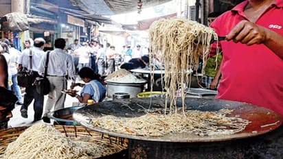 এমন চাউমিন তৈরি করত দোকানদার, যে লেগে যেত নেশা - আপনিও ফাস্টফুড সেন্টারে এমন কিছু খাননি তো