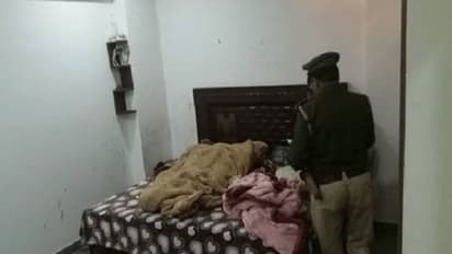 बंद फ्लैट से आ रही थी बदबू, दरवाजा तोड़ा तो मां और जवान बेटी की मिली लाश..पुलिस ने बताई पति की करतूत