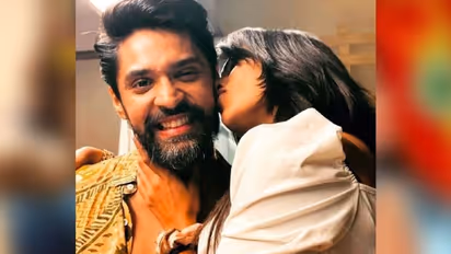 খোলা পিঠ, সারা শরীরে 'স্ট্রেচ মার্কস', গৌরবের সঙ্গে' ইন্টিমেট' হতেই কটাক্ষ, কড়া জবাব দেবলীনার