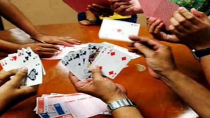 ഭാര്യയെ പണയം വച്ച് ചൂതാട്ടം, കൂട്ടുകാര് ലൈംഗികമായി ഉപയോഗിച്ച ഭാര്യയെ ആസിഡ് ഒഴിച്ച് പൊള്ളിച്ച് ഭര്ത്താവ്