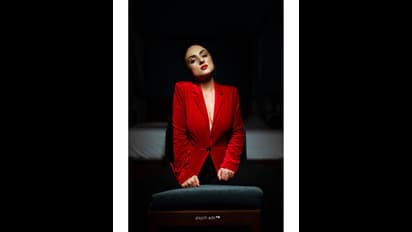 'ഏതൊരു സ്ത്രീയിലും ഒരു ചുവപ്പിന്‍റെ നിഴലുണ്ട്'; ചുവപ്പ് ജാക്കറ്റില്‍ ഹോട്ട് ലുക്കില്‍ പാരിസ് ലക്ഷ്മി